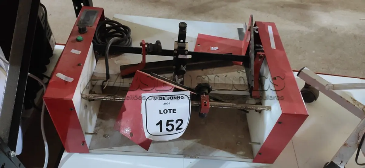 LOTE 152 - 01 SERRILHADEIRA GRÁFICA. (NO ESTADO) ATENÇÃO! FAZER A VISITAÇÃO ANTES DE ARREMATAR, NÃO SABEMOS SE FUNCIONA, LEILÃO NÃO TEM GARANTIA E NEM DEVOLUÇÃO, SUJEITO A POSSÍVEIS AVARIAS VISÍVEIS/OCULTAS E/OU AUSÊNCIA DE COMPONENTES.