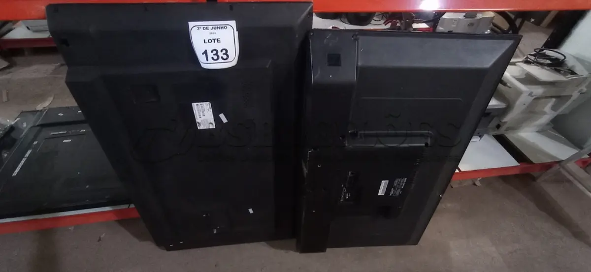 LOTE 133 - 01 TV 43’’ MARCA PHILIPS E 01 TV 42’’ MARCA SEMP TOSHIBA PARA RETIRADA DE PEÇAS. (NO ESTADO) ATENÇÃO! FAZER A VISITAÇÃO ANTES DE ARREMATAR, NÃO SABEMOS SE FUNCIONA, LEILÃO NÃO TEM GARANTIA E NEM DEVOLUÇÃO, SUJEITO A POSSÍVEIS AVARIAS VISÍVEIS/OCULTAS E/OU AUSÊNCIA DE COMPONENTES.
