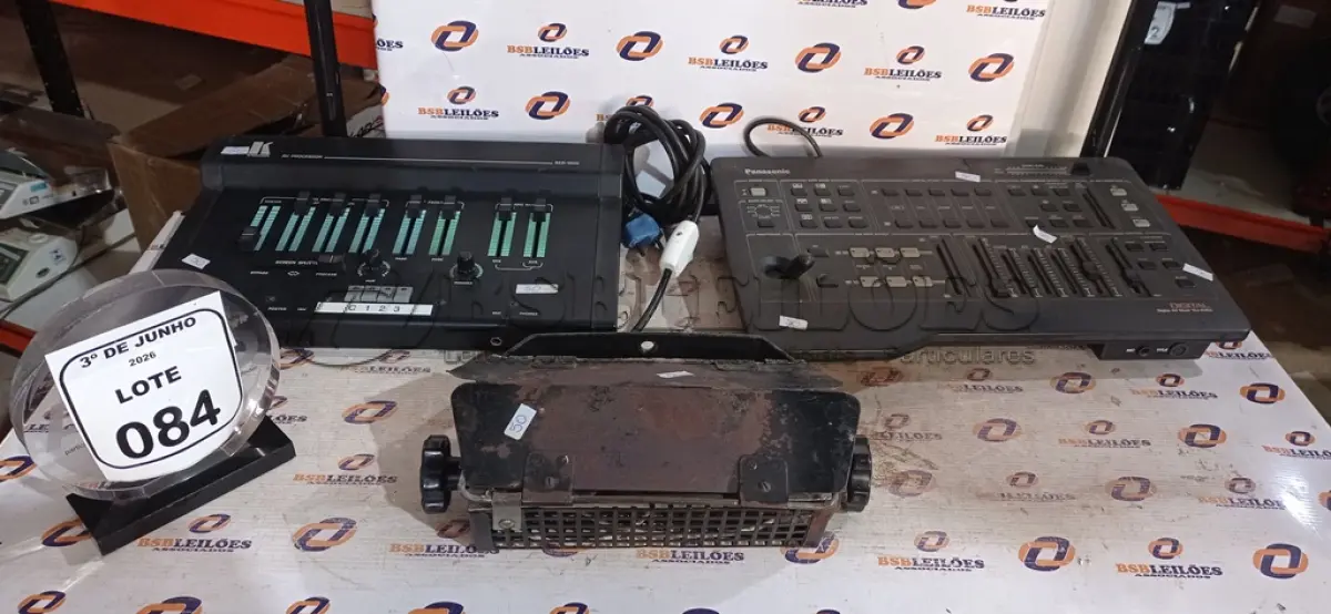 LOTE 084 - 01 REFLETOR HOLOFOTE E 02 MIXERS DE ÁUDIO E VÍDEO MARCAS PNASONIC E KRAMER. (NO ESTADO) ATENÇÃO! FAZER A VISITAÇÃO ANTES DE ARREMATAR, NÃO SABEMOS SE FUNCIONA, LEILÃO NÃO TEM GARANTIA E NEM DEVOLUÇÃO, SUJEITO A POSSÍVEIS AVARIAS VISÍVEIS/OCULTAS E/OU AUSÊNCIA DE COMPONENTES.