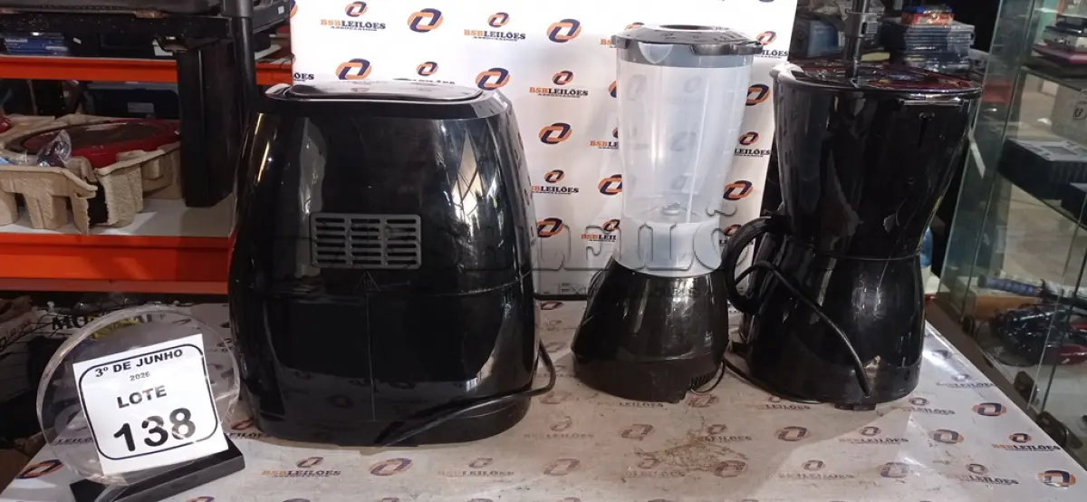 LOTE 138 - 01 CAFETEIRA 220V, 01 LIQUIDIFICADOR E 01 AIR FRYER 5,5L MARCA MONDIAL. (NO ESTADO) ATENÇÃO! FAZER A VISITAÇÃO ANTES DE ARREMATAR, NÃO SABEMOS SE FUNCIONA, LEILÃO NÃO TEM GARANTIA E NEM DEVOLUÇÃO, SUJEITO A POSSÍVEIS AVARIAS VISÍVEIS/OCULTAS E/OU AUSÊNCIA DE COMPONENTES.