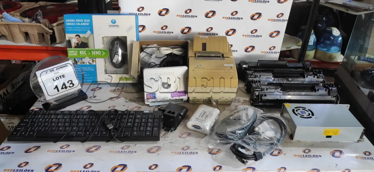 LOTE 143 - 01 IMPRESSORA DE CUPOM, 01 TECLADO PARA PC, 01 MOUSE COM GRAVADOR DE VOZ, 01 FONTE DE ALIMENTAÇÃO, 01 TELEFONE SEM FIO, 01 ROTEADOR, 01 PORTA USB KVM SWITCH E 03 TONNERS DE IMPRESSORA. (NO ESTADO) ATENÇÃO! FAZER A VISITAÇÃO ANTES DE ARREMATAR, NÃO SABEMOS SE FUNCIONA, LEILÃO NÃO TEM GARANTIA E NEM DEVOLUÇÃO, SUJEITO A POSSÍVEIS AVARIAS VISÍVEIS/OCULTAS E/OU AUSÊNCIA DE COMPONENTES.