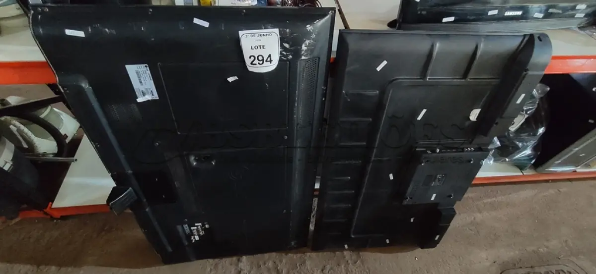LOTE 294 - 02 TVS PARA RETIRADA DE PEÇAS. (NO ESTADO) ATENÇÃO! FAZER A VISITAÇÃO ANTES DE ARREMATAR, NÃO SABEMOS SE FUNCIONA, LEILÃO NÃO TEM GARANTIA E NEM DEVOLUÇÃO, SUJEITO A POSSÍVEIS AVARIAS VISÍVEIS/OCULTAS E/OU AUSÊNCIA DE COMPONENTES.