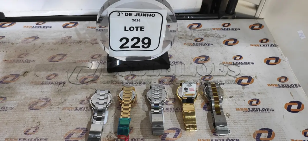 LOTE 229 - 05 RELÓGIOS DE PULSO. (NO ESTADO) ATENÇÃO! FAZER A VISITAÇÃO ANTES DE ARREMATAR, NÃO SABEMOS SE FUNCIONA, LEILÃO NÃO TEM GARANTIA E NEM DEVOLUÇÃO, SUJEITO A POSSÍVEIS AVARIAS VISÍVEIS/OCULTAS E/OU AUSÊNCIA DE COMPONENTES.