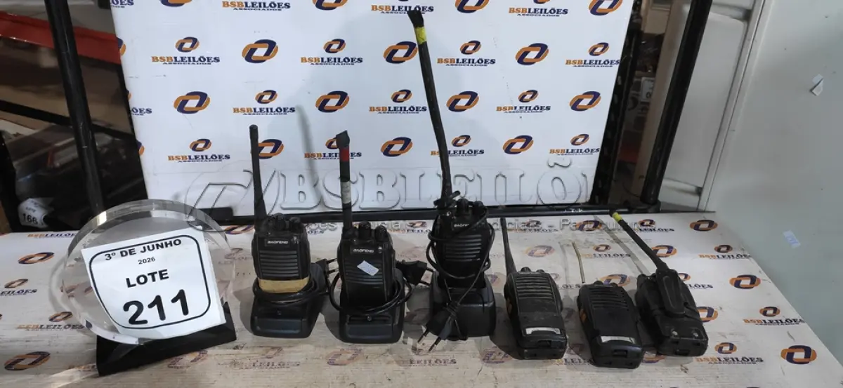 LOTE 211 - 06 RÁDIOS COMUNICADORES MARCA BAOFENG COM 03 BASES DE CARREGADOR. (NO ESTADO) ATENÇÃO! FAZER A VISITAÇÃO ANTES DE ARREMATAR, NÃO SABEMOS SE FUNCIONA, LEILÃO NÃO TEM GARANTIA E NEM DEVOLUÇÃO, SUJEITO A POSSÍVEIS AVARIAS VISÍVEIS/OCULTAS E/OU AUSÊNCIA DE COMPONENTES.