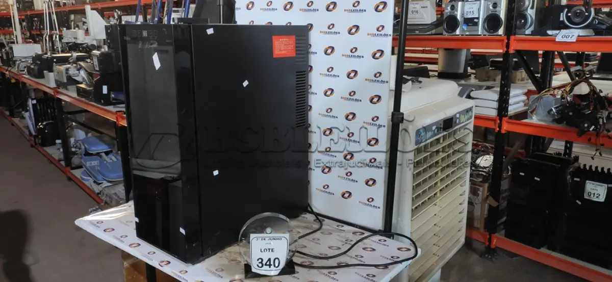 LOTE 340 - 01 ADEGA DE VINHOS MODELO PH12E 220V MARCA PHILCO. (NO ESTADO) ATENÇÃO! FAZER A VISITAÇÃO ANTES DE ARREMATAR, NÃO SABEMOS SE FUNCIONA, LEILÃO NÃO TEM GARANTIA E NEM DEVOLUÇÃO, SUJEITO A POSSÍVEIS AVARIAS VISÍVEIS/OCULTAS E/OU AUSÊNCIA DE COMPONENTES.