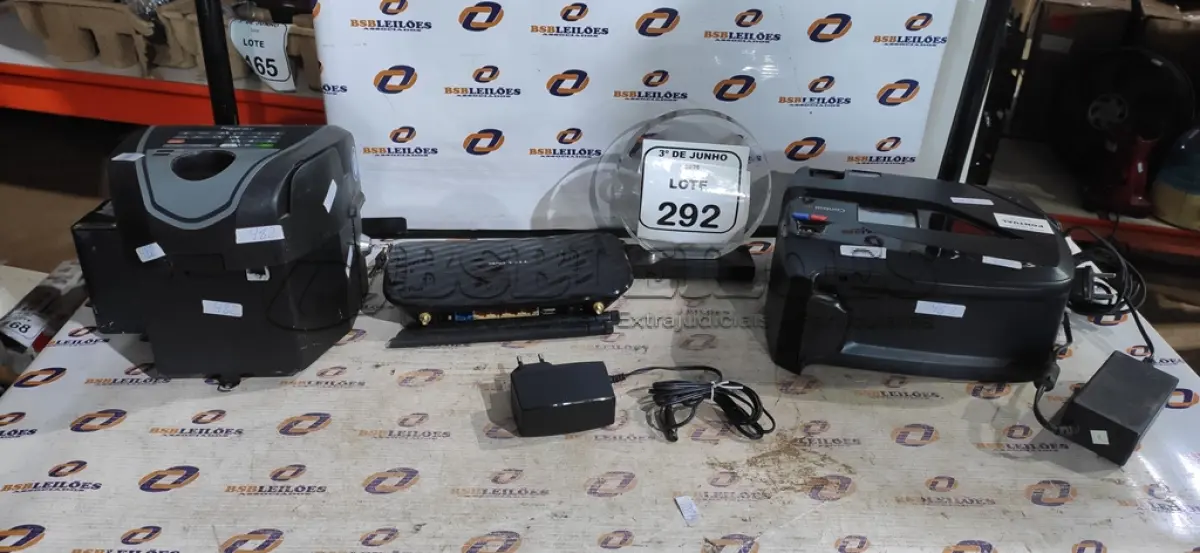 LOTE 292 - 01 ROTEADOR MODELO AC 750 MARCA TP-LINK E 02 RELÓGIOS DE PONTO. (NO ESTADO) ATENÇÃO! FAZER A VISITAÇÃO ANTES DE ARREMATAR, NÃO SABEMOS SE FUNCIONA, LEILÃO NÃO TEM GARANTIA E NEM DEVOLUÇÃO, SUJEITO A POSSÍVEIS AVARIAS VISÍVEIS/OCULTAS E/OU AUSÊNCIA DE COMPONENTES.