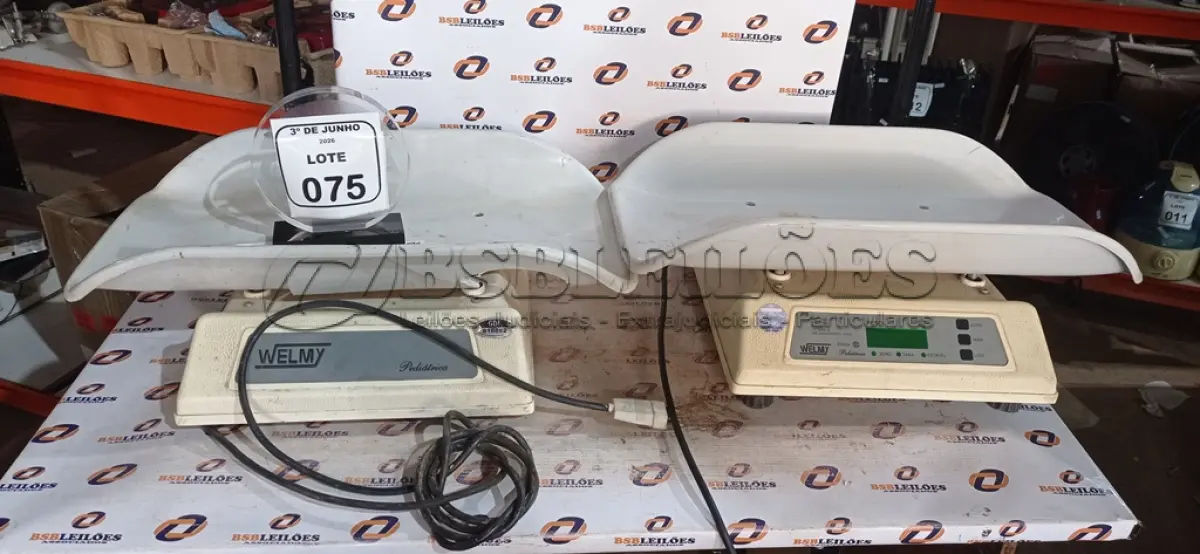 LOTE 075 - 02 BALANÇAS PEDIÁTRICAS. (NO ESTADO) ATENÇÃO! FAZER A VISITAÇÃO ANTES DE ARREMATAR, NÃO SABEMOS SE FUNCIONA, LEILÃO NÃO TEM GARANTIA E NEM DEVOLUÇÃO, SUJEITO A POSSÍVEIS AVARIAS VISÍVEIS/OCULTAS E/OU AUSÊNCIA DE COMPONENTES.