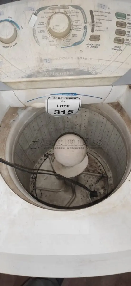 LOTE 315 - 01 MÁQUINA DE LAVAR 10KG 220V MARCA ELECTROLUX. (NO ESTADO) ATENÇÃO! FAZER A VISITAÇÃO ANTES DE ARREMATAR, NÃO SABEMOS SE FUNCIONA, LEILÃO NÃO TEM GARANTIA E NEM DEVOLUÇÃO, SUJEITO A POSSÍVEIS AVARIAS VISÍVEIS/OCULTAS E/OU AUSÊNCIA DE COMPONENTES.