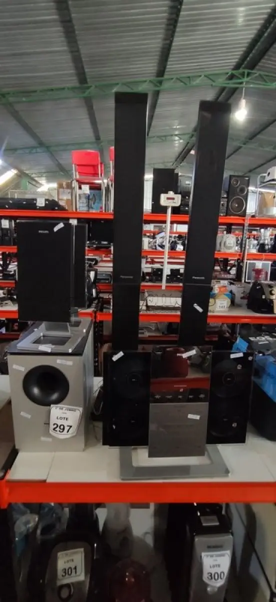 LOTE 297 - 01 MICRO SYSTEM MODELO MCM299/55 MARCA PHILIPS COM 02 CAIXAS, 01 SUBWOOFER MARCA PHILIPS E 02 CAIXAS DE SOM TIPO TORRE MARCA PANASONIC. (NO ESTADO) ATENÇÃO! FAZER A VISITAÇÃO ANTES DE ARREMATAR, NÃO SABEMOS SE FUNCIONA, LEILÃO NÃO TEM GARANTIA E NEM DEVOLUÇÃO, SUJEITO A POSSÍVEIS AVARIAS VISÍVEIS/OCULTAS E/OU AUSÊNCIA DE COMPONENTES.