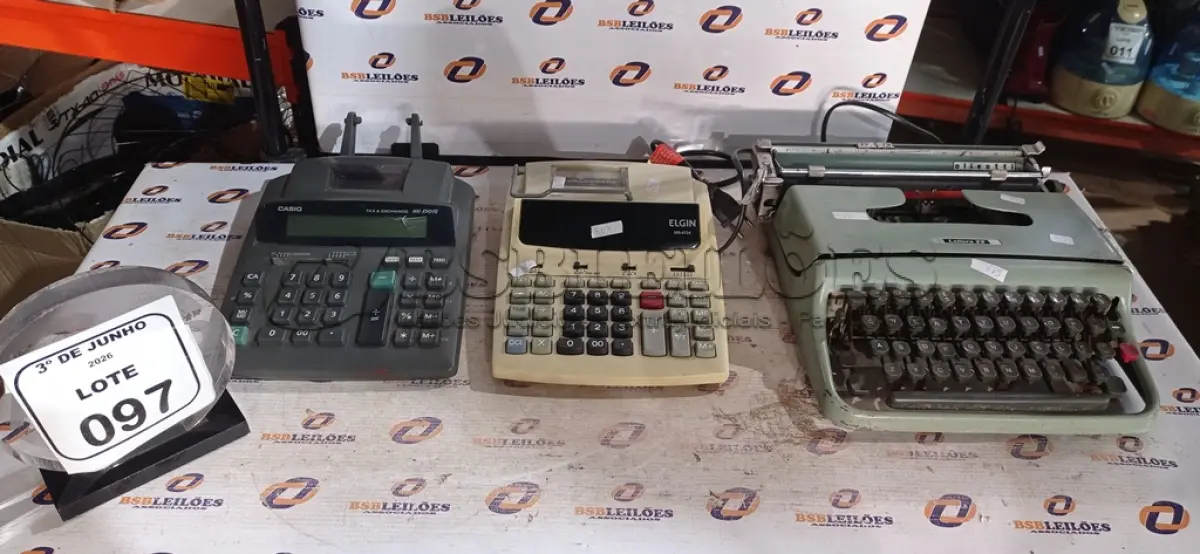 LOTE 097 - 01 MÁQUINA DE ESCREVER MODELO LETTERA MARCA OLIVETTI E 02 CALCULADORAS COMERCIAIS. (NO ESTADO) ATENÇÃO! FAZER A VISITAÇÃO ANTES DE ARREMATAR, NÃO SABEMOS SE FUNCIONA, LEILÃO NÃO TEM GARANTIA E NEM DEVOLUÇÃO, SUJEITO A POSSÍVEIS AVARIAS VISÍVEIS/OCULTAS E/OU AUSÊNCIA DE COMPONENTES.