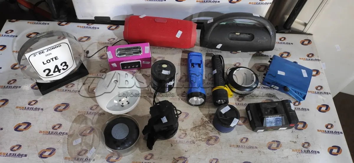 LOTE 243 - 01 LOTE COM VÁRIAS CAIXINHAS DE SOM E ELETRÔNICOS DIVERSOS. (NO ESTADO) ATENÇÃO! FAZER A VISITAÇÃO ANTES DE ARREMATAR, NÃO SABEMOS SE FUNCIONA, LEILÃO NÃO TEM GARANTIA E NEM DEVOLUÇÃO, SUJEITO A POSSÍVEIS AVARIAS VISÍVEIS/OCULTAS E/OU AUSÊNCIA DE COMPONENTES.
