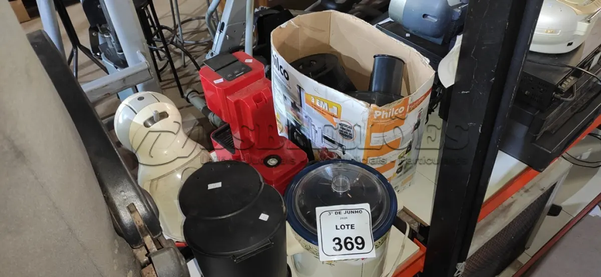 LOTE 369 - 01 MULTIPROCESSADOR DE ALIMENTOS 220V 800W MARCA PHILCO, 01 SELADOR A VÁCUO PORTATIL, 03 CAFETEIRAS, 02 SANDUICHEIRAS E 01 PANELA ELÉTRICA. (NO ESTADO) ATENÇÃO! FAZER A VISITAÇÃO ANTES DE ARREMATAR, NÃO SABEMOS SE FUNCIONA, LEILÃO NÃO TEM GARANTIA E NEM DEVOLUÇÃO, SUJEITO A POSSÍVEIS AVARIAS VISÍVEIS/OCULTAS E/OU AUSÊNCIA DE COMPONENTES.