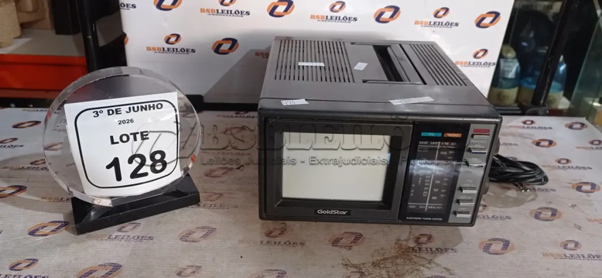 LOTE 128 - 01 MIN TV/RÁDIO MARCA GOLDSTAR. (NO ESTADO) ATENÇÃO! FAZER A VISITAÇÃO ANTES DE ARREMATAR, NÃO SABEMOS SE FUNCIONA, LEILÃO NÃO TEM GARANTIA E NEM DEVOLUÇÃO, SUJEITO A POSSÍVEIS AVARIAS VISÍVEIS/OCULTAS E/OU AUSÊNCIA DE COMPONENTES.