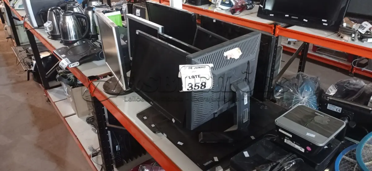 LOTE 358 - 09 MONITORES DE MARCAS E MODELOS DIVERSOS. (NO ESTADO) ATENÇÃO! FAZER A VISITAÇÃO ANTES DE ARREMATAR, NÃO SABEMOS SE FUNCIONA, LEILÃO NÃO TEM GARANTIA E NEM DEVOLUÇÃO, SUJEITO A POSSÍVEIS AVARIAS VISÍVEIS/OCULTAS E/OU AUSÊNCIA DE COMPONENTES.
