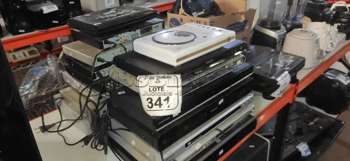 LOTE 341 - 01 LOTE COM GRANDE QUANTIDADE DE APARELHOS DE DVD DE MARCAS E MODELOS DIVERSOS. (NO ESTADO) ATENÇÃO! FAZER A VISITAÇÃO ANTES DE ARREMATAR, NÃO SABEMOS SE FUNCIONA, LEILÃO NÃO TEM GARANTIA E NEM DEVOLUÇÃO, SUJEITO A POSSÍVEIS AVARIAS VISÍVEIS/OCULTAS E/OU AUSÊNCIA DE COMPONENTES.