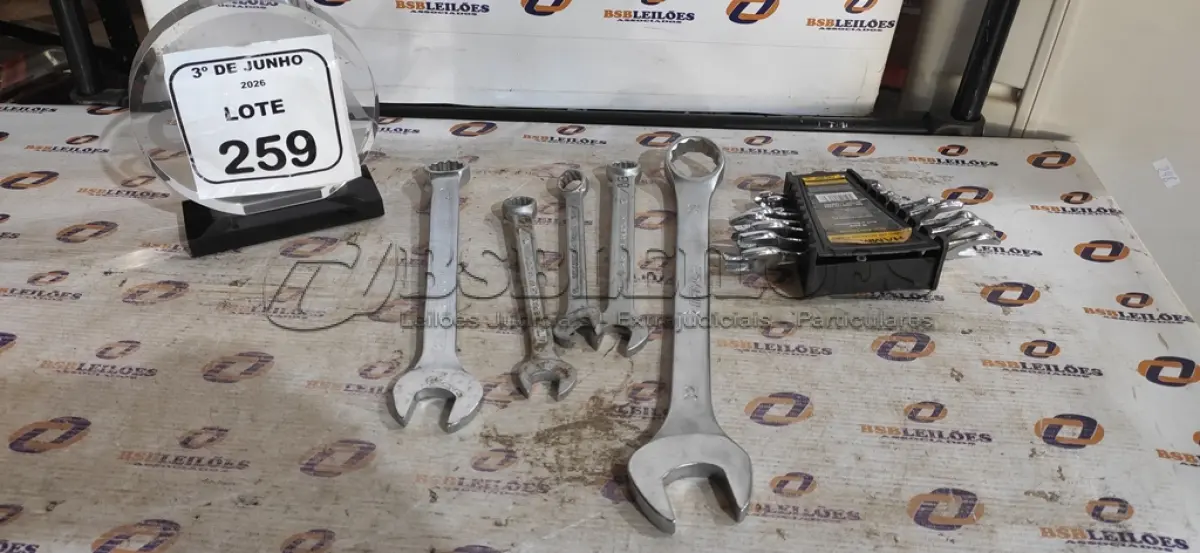 LOTE 259 - 01 JOGO DE CHAVE FIXAS DE AÇO CARBONO 8 PEÇAS 6X7 A 20X22MM MARCA HAMMER E  05 CHAVES COMBINADAS N* 32,23,17,16,15. (NO ESTADO) ATENÇÃO! FAZER A VISITAÇÃO ANTES DE ARREMATAR, NÃO SABEMOS SE FUNCIONA, LEILÃO NÃO TEM GARANTIA E NEM DEVOLUÇÃO, SUJEITO A POSSÍVEIS AVARIAS VISÍVEIS/OCULTAS E/OU AUSÊNCIA DE COMPONENTES.