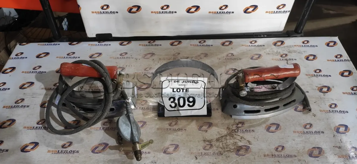 LOTE 309 - 02 FERROS DE PASSAR A GÁS. (NO ESTADO) ATENÇÃO! FAZER A VISITAÇÃO ANTES DE ARREMATAR, NÃO SABEMOS SE FUNCIONA, LEILÃO NÃO TEM GARANTIA E NEM DEVOLUÇÃO, SUJEITO A POSSÍVEIS AVARIAS VISÍVEIS/OCULTAS E/OU AUSÊNCIA DE COMPONENTES.