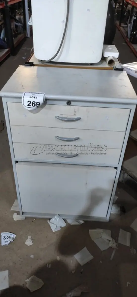 LOTE 269 - 01 GAVETEIRO EM AÇO E MADEIRA COM 03 GAVETAS E 01 PORTA. (NO ESTADO) ATENÇÃO! FAZER A VISITAÇÃO ANTES DE ARREMATAR, NÃO SABEMOS SE FUNCIONA, LEILÃO NÃO TEM GARANTIA E NEM DEVOLUÇÃO, SUJEITO A POSSÍVEIS AVARIAS VISÍVEIS/OCULTAS E/OU AUSÊNCIA DE COMPONENTES.