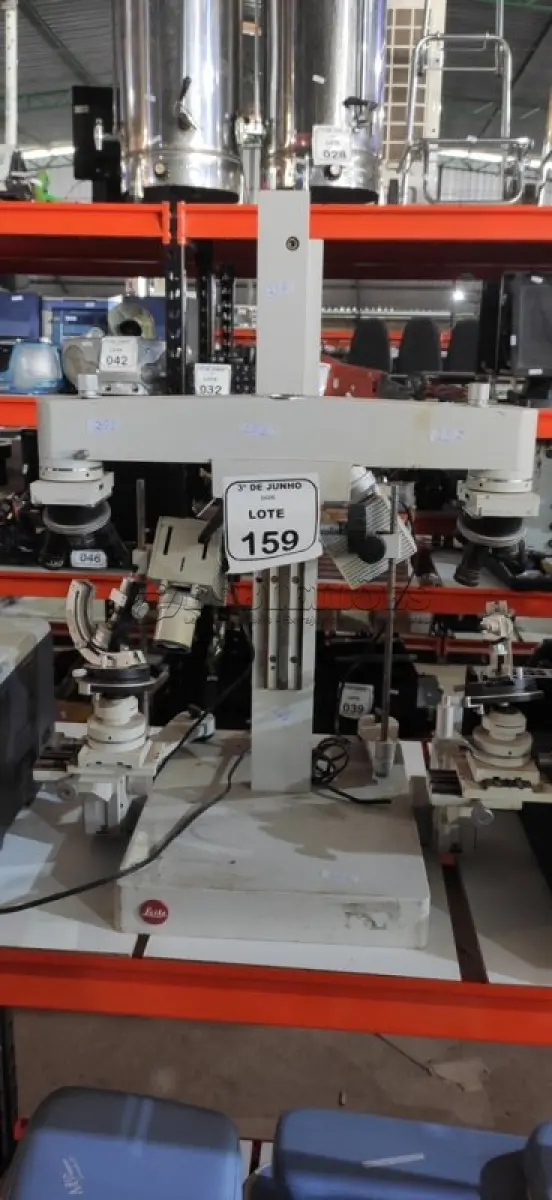 LOTE 159 - 01 MICROSCÓPIO FORENSE MARCA LEITZ. (NO ESTADO) ATENÇÃO! FAZER A VISITAÇÃO ANTES DE ARREMATAR, NÃO SABEMOS SE FUNCIONA, LEILÃO NÃO TEM GARANTIA E NEM DEVOLUÇÃO, SUJEITO A POSSÍVEIS AVARIAS VISÍVEIS/OCULTAS E/OU AUSÊNCIA DE COMPONENTES.