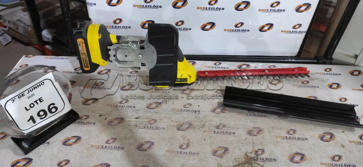 LOTE 196 - 01 MÁQUINA DE CORTAR CERCA-VIVA A BATERIA 21V MARCA BOMVINK. (NO ESTADO) ATENÇÃO! FAZER A VISITAÇÃO ANTES DE ARREMATAR, NÃO SABEMOS SE FUNCIONA, LEILÃO NÃO TEM GARANTIA E NEM DEVOLUÇÃO, SUJEITO A POSSÍVEIS AVARIAS VISÍVEIS/OCULTAS E/OU AUSÊNCIA DE COMPONENTES.