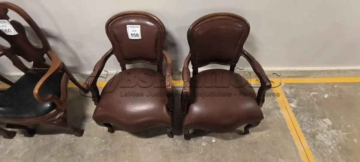 LOTE 058 - 02 CADEIRAS EM MADEIRA ESTILO LUIS XV, COM ASSENTOS EM COURO NA COR MARROM E DETALHE DE TACHAS NA BORDA DO ENCOSTO. (NO ESTADO) ATENÇÃO! FAZER A VISITAÇÃO ANTES DE ARREMATAR, NÃO SABEMOS SE FUNCIONA, LEILÃO NÃO TEM GARANTIA E NEM DEVOLUÇÃO, SUJEITO A POSSÍVEIS AVARIAS VISÍVEIS/OCULTAS E/OU AUSÊNCIA DE COMPONENTES.