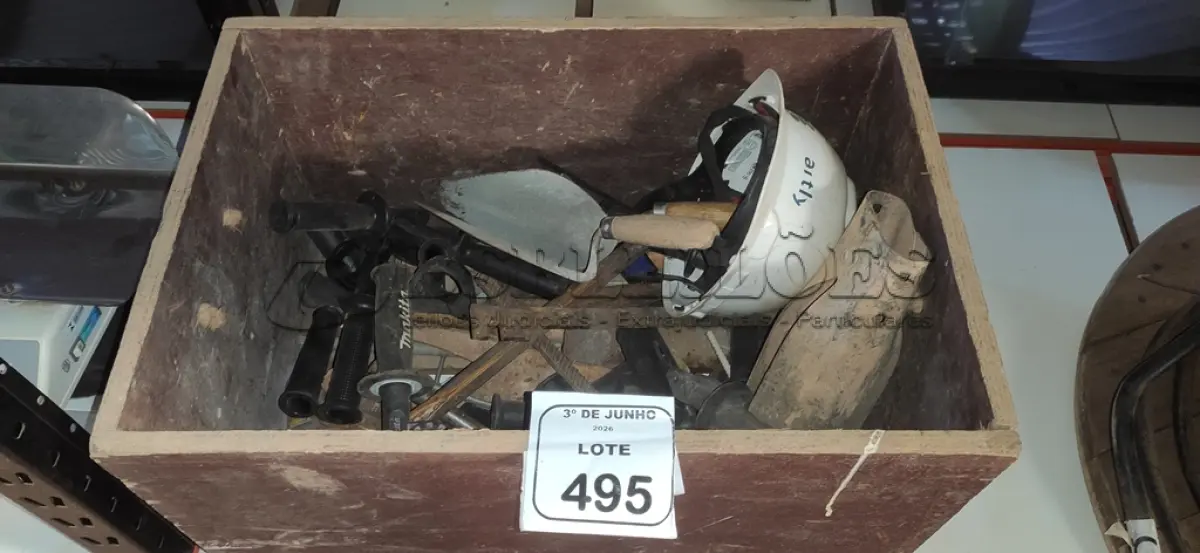 LOTE 495 - 01 CAIXA DE MADEIRA COM FERRAMENTAS DIVERSAS. (NO ESTADO) ATENÇÃO! FAZER A VISITAÇÃO ANTES DE ARREMATAR, NÃO SABEMOS SE FUNCIONA, LEILÃO NÃO TEM GARANTIA E NEM DEVOLUÇÃO, SUJEITO A POSSÍVEIS AVARIAS VISÍVEIS/OCULTAS E/OU AUSÊNCIA DE COMPONENTES.