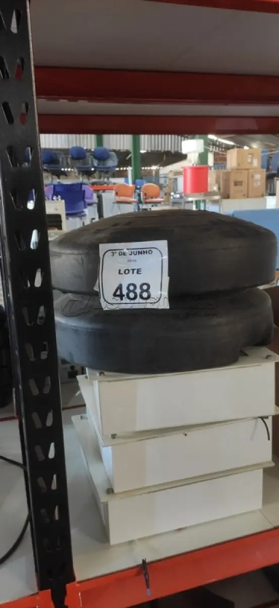 LOTE 488 - 03 LUMINÁRIAS PLAFOM DE EMBUTIR E 02 SUPORTES DE BANDEIRA. (NO ESTADO) ATENÇÃO! FAZER A VISITAÇÃO ANTES DE ARREMATAR, NÃO SABEMOS SE FUNCIONA, LEILÃO NÃO TEM GARANTIA E NEM DEVOLUÇÃO, SUJEITO A POSSÍVEIS AVARIAS VISÍVEIS/OCULTAS E/OU AUSÊNCIA DE COMPONENTES.