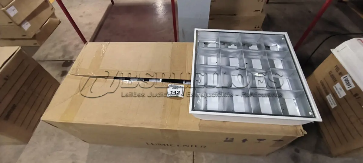 LOTE 142 - 08 LUMINÁRIAS DE EMBUTIR PARA LÂMPADAS COM REATORES. (NO ESTADO) ATENÇÃO! FAZER A VISITAÇÃO ANTES DE ARREMATAR, NÃO SABEMOS SE FUNCIONA, LEILÃO NÃO TEM GARANTIA E NEM DEVOLUÇÃO, SUJEITO A POSSÍVEIS AVARIAS VISÍVEIS/OCULTAS E/OU AUSÊNCIA DE COMPONENTES.