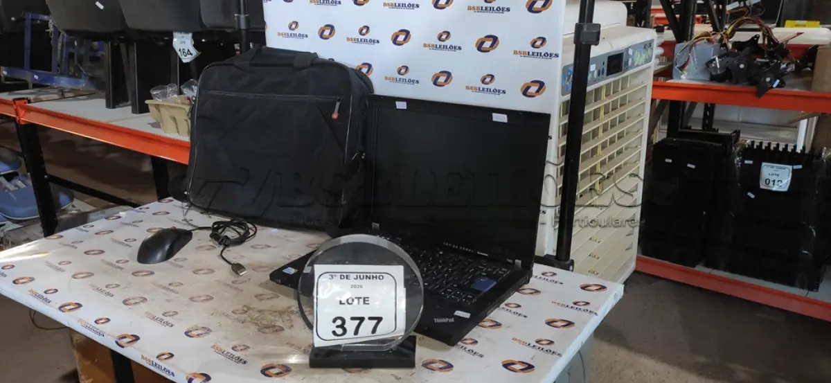 LOTE 377 - 01 NOTEBOOK SERIE THINKPAD MARCA LENOVO COM MOUSE E BOLSA. (NO ESTADO) ATENÇÃO! FAZER A VISITAÇÃO ANTES DE ARREMATAR, NÃO SABEMOS SE FUNCIONA, LEILÃO NÃO TEM GARANTIA E NEM DEVOLUÇÃO, SUJEITO A POSSÍVEIS AVARIAS VISÍVEIS/OCULTAS E/OU AUSÊNCIA DE COMPONENTES.