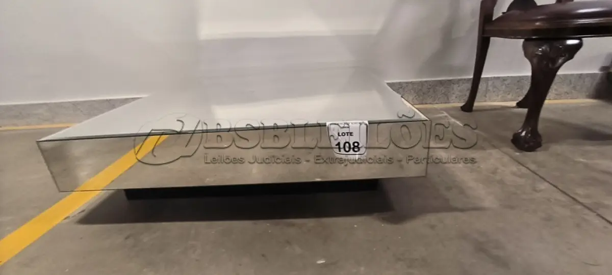 LOTE 108 - 01 MESA DE CENTRO QUADRADA ESPELHADA. (NO ESTADO) ATENÇÃO! FAZER A VISITAÇÃO ANTES DE ARREMATAR, NÃO SABEMOS SE FUNCIONA, LEILÃO NÃO TEM GARANTIA E NEM DEVOLUÇÃO, SUJEITO A POSSÍVEIS AVARIAS VISÍVEIS/OCULTAS E/OU AUSÊNCIA DE COMPONENTES.