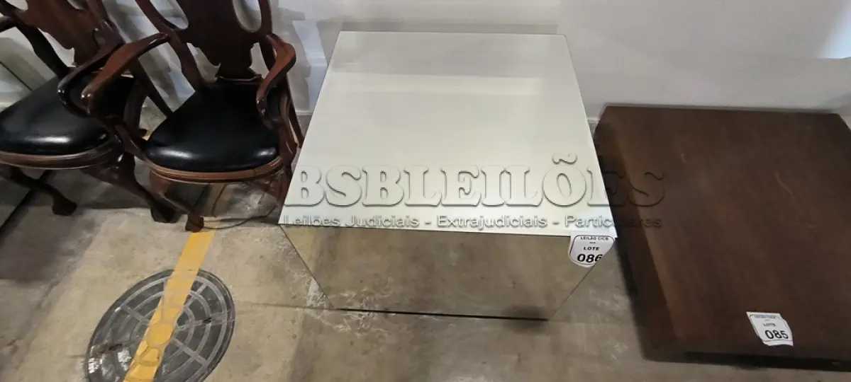 LOTE 086 - 01 MESA DE CENTRO EM DESIGNER CÚBICO ESPELHADA. (NO ESTADO) ATENÇÃO! FAZER A VISITAÇÃO ANTES DE ARREMATAR, NÃO SABEMOS SE FUNCIONA, LEILÃO NÃO TEM GARANTIA E NEM DEVOLUÇÃO, SUJEITO A POSSÍVEIS AVARIAS VISÍVEIS/OCULTAS E/OU AUSÊNCIA DE COMPONENTES.