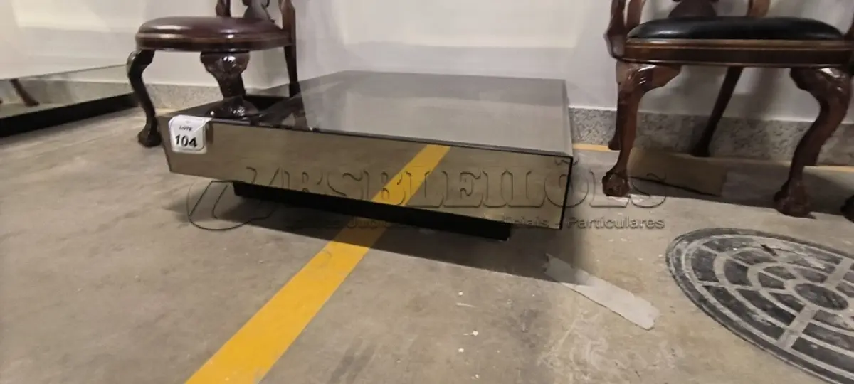 LOTE 104 - 01 MESA DE CENTRO QUADRADA ESPELHADA. (NO ESTADO) ATENÇÃO! FAZER A VISITAÇÃO ANTES DE ARREMATAR, NÃO SABEMOS SE FUNCIONA, LEILÃO NÃO TEM GARANTIA E NEM DEVOLUÇÃO, SUJEITO A POSSÍVEIS AVARIAS VISÍVEIS/OCULTAS E/OU AUSÊNCIA DE COMPONENTES.