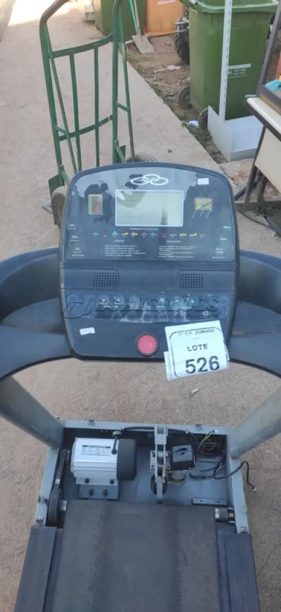LOTE 526 - 01 ESTEIRA ERGOMÉTRICA. (NO ESTADO) ATENÇÃO! FAZER A VISITAÇÃO ANTES DE ARREMATAR, NÃO SABEMOS SE FUNCIONA, LEILÃO NÃO TEM GARANTIA E NEM DEVOLUÇÃO, SUJEITO A POSSÍVEIS AVARIAS VISÍVEIS/OCULTAS E/OU AUSÊNCIA DE COMPONENTES.
