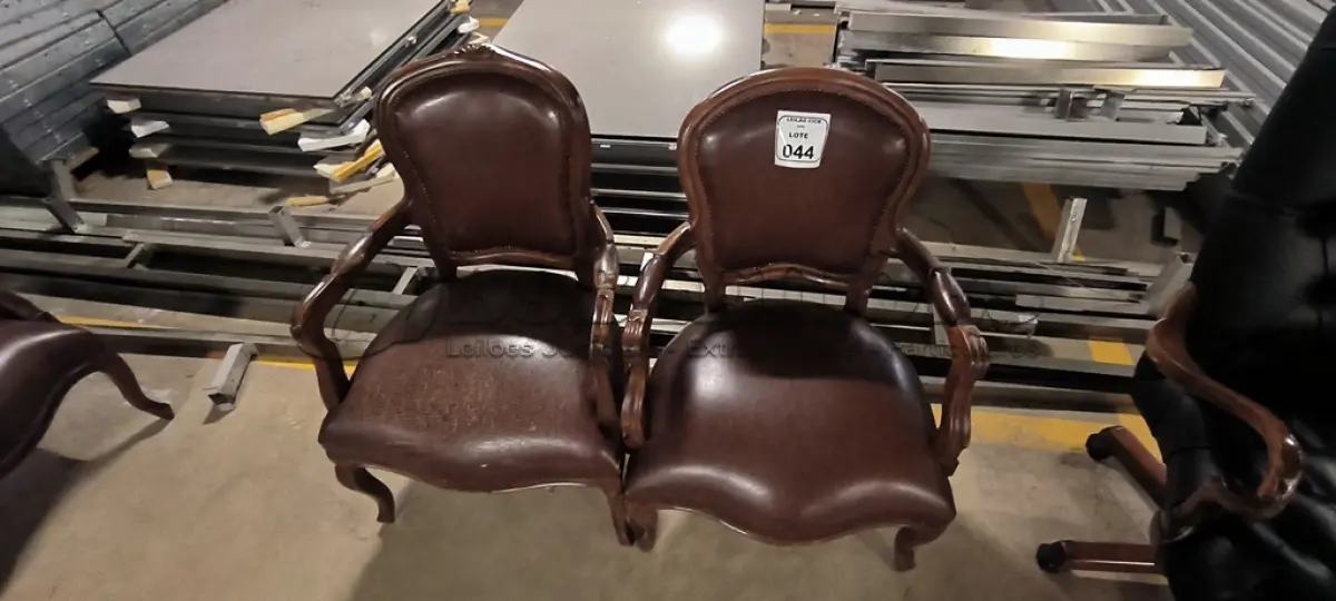 LOTE 044 - 02 CADEIRAS EM MADEIRA ESTILO LUIS XV, COM ASSENTOS EM COURO NA COR MARROM E DETALHE DE TACHAS NA BORDA DO ENCOSTO. (NO ESTADO) ATENÇÃO! FAZER A VISITAÇÃO ANTES DE ARREMATAR, NÃO SABEMOS SE FUNCIONA, LEILÃO NÃO TEM GARANTIA E NEM DEVOLUÇÃO, SUJEITO A POSSÍVEIS AVARIAS VISÍVEIS/OCULTAS E/OU AUSÊNCIA DE COMPONENTES.