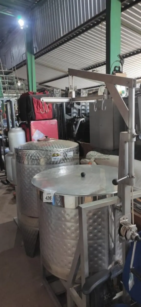 LOTE 426 - 01 SISTEMA DE BRASSAGEM MODELO SPEIDEL BRAUMEISTER, 01 TANQUE DE FERMENTAÇÃO E ARMAZENAGEM DE 525L MARCA SPEIDEL, 01 BARRIL DE CHOPP DE 50L MARCA AMBEV, 03 LEITEIRAS E 02 BAGS PARA ENTREGADORES. (NO ESTADO) ATENÇÃO! FAZER A VISITAÇÃO ANTES DE ARREMATAR, NÃO SABEMOS SE FUNCIONA, LEILÃO NÃO TEM GARANTIA E NEM DEVOLUÇÃO, SUJEITO A POSSÍVEIS AVARIAS VISÍVEIS/OCULTAS E/OU AUSÊNCIA DE COMPONENTES.