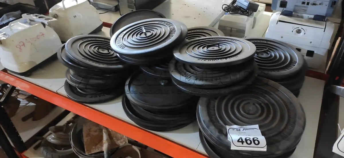 LOTE 466 - 01 LOTE COM GRANDE QUANTIDADE DE TAMPOS PRA RAIOS. (NO ESTADO) ATENÇÃO! FAZER A VISITAÇÃO ANTES DE ARREMATAR, NÃO SABEMOS SE FUNCIONA, LEILÃO NÃO TEM GARANTIA E NEM DEVOLUÇÃO, SUJEITO A POSSÍVEIS AVARIAS VISÍVEIS/OCULTAS E/OU AUSÊNCIA DE COMPONENTES.