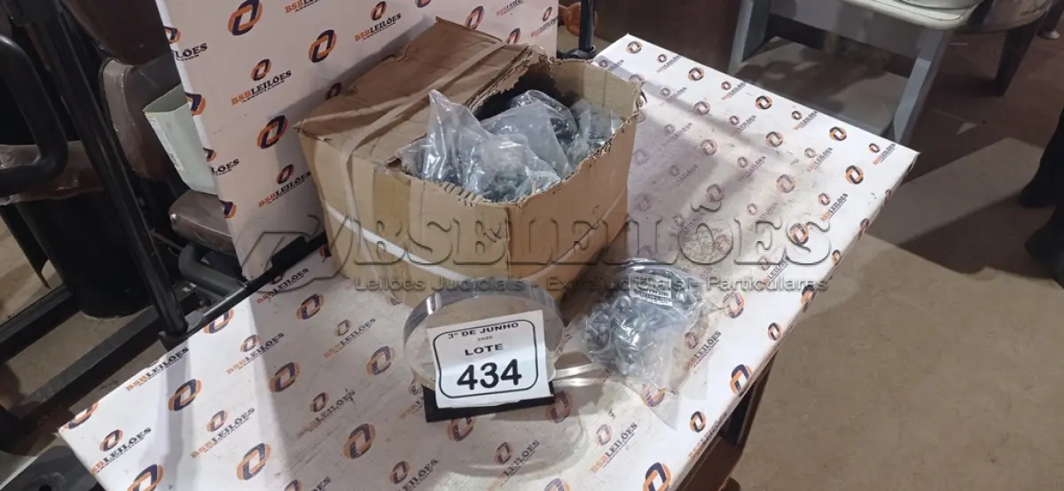 LOTE 434 - 01 CAIXA COM PARAFUSOS SEXTAVADOS AUTO BROCANTE 5.5X25. (NO ESTADO) ATENÇÃO! FAZER A VISITAÇÃO ANTES DE ARREMATAR, NÃO SABEMOS SE FUNCIONA, LEILÃO NÃO TEM GARANTIA E NEM DEVOLUÇÃO, SUJEITO A POSSÍVEIS AVARIAS VISÍVEIS/OCULTAS E/OU AUSÊNCIA DE COMPONENTES.