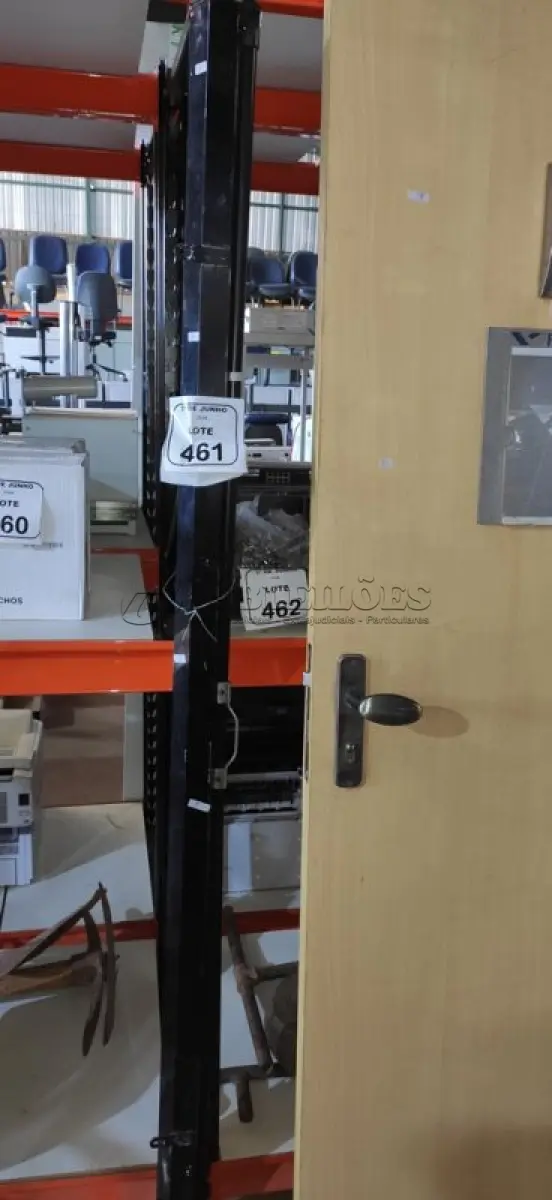 LOTE 461 - 01 TELA DE PROJEÇÃO RETRÁTIL. (NO ESTADO) ATENÇÃO! FAZER A VISITAÇÃO ANTES DE ARREMATAR, NÃO SABEMOS SE FUNCIONA, LEILÃO NÃO TEM GARANTIA E NEM DEVOLUÇÃO, SUJEITO A POSSÍVEIS AVARIAS VISÍVEIS/OCULTAS E/OU AUSÊNCIA DE COMPONENTES.