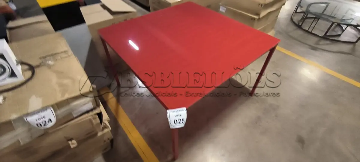 LOTE 025 - 01 MESA QUDRADA COM PÉS EM FERRO COM TAMPO EM VIDRO NA COR VERMELHO. (NO ESTADO) ATENÇÃO! FAZER A VISITAÇÃO ANTES DE ARREMATAR, NÃO SABEMOS SE FUNCIONA, LEILÃO NÃO TEM GARANTIA E NEM DEVOLUÇÃO, SUJEITO A POSSÍVEIS AVARIAS VISÍVEIS/OCULTAS E/OU AUSÊNCIA DE COMPONENTES.