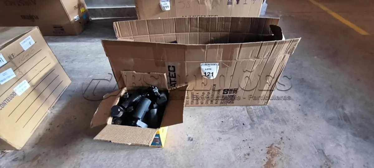 LOTE 121 - 01 LOTE COM SPOT EM LED PARA TRILHO ELETRIFICADO. (NO ESTADO) ATENÇÃO! FAZER A VISITAÇÃO ANTES DE ARREMATAR, NÃO SABEMOS SE FUNCIONA, LEILÃO NÃO TEM GARANTIA E NEM DEVOLUÇÃO, SUJEITO A POSSÍVEIS AVARIAS VISÍVEIS/OCULTAS E/OU AUSÊNCIA DE COMPONENTES.
