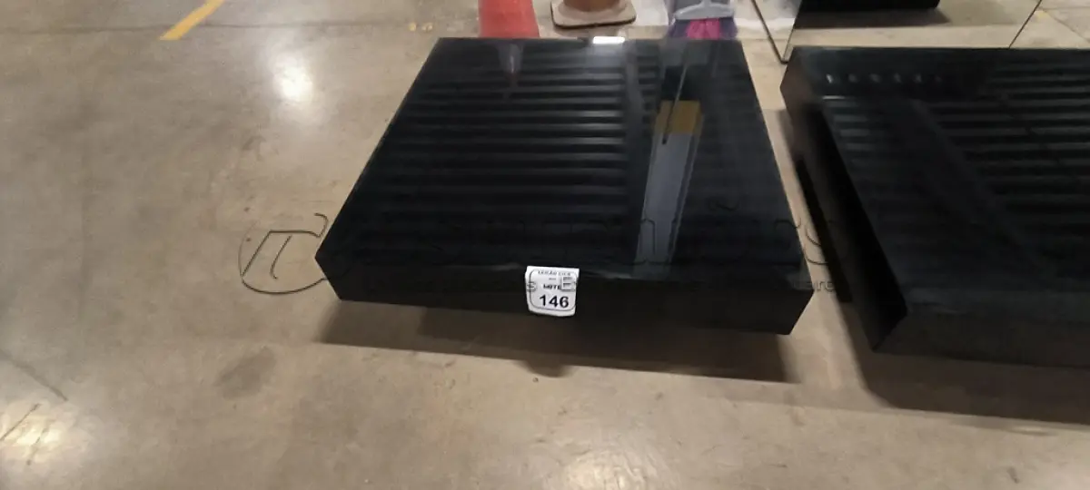 LOTE 146 - 01 MESA DE CENTRO QUADRADA ESPELHADA ESCURA.  (NO ESTADO) ATENÇÃO! FAZER A VISITAÇÃO ANTES DE ARREMATAR, NÃO SABEMOS SE FUNCIONA, LEILÃO NÃO TEM GARANTIA E NEM DEVOLUÇÃO, SUJEITO A POSSÍVEIS AVARIAS VISÍVEIS/OCULTAS E/OU AUSÊNCIA DE COMPONENTES.