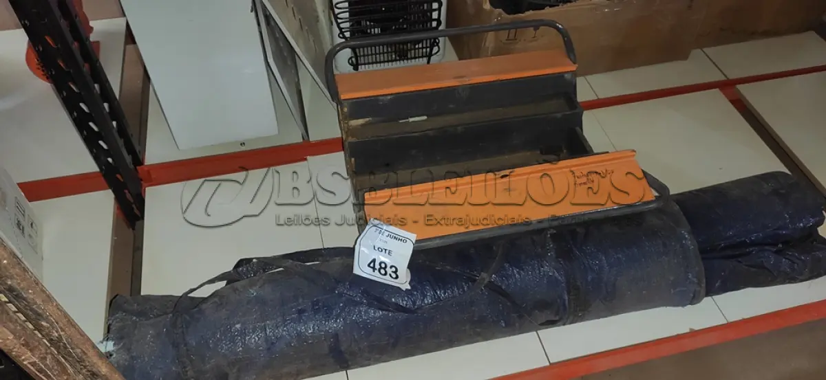 LOTE 483 - 01 TENDA DESMONTADA E 01 CAIXA DE FERRAMENTA. (NO ESTADO) ATENÇÃO! FAZER A VISITAÇÃO ANTES DE ARREMATAR, NÃO SABEMOS SE FUNCIONA, LEILÃO NÃO TEM GARANTIA E NEM DEVOLUÇÃO, SUJEITO A POSSÍVEIS AVARIAS VISÍVEIS/OCULTAS E/OU AUSÊNCIA DE COMPONENTES.
