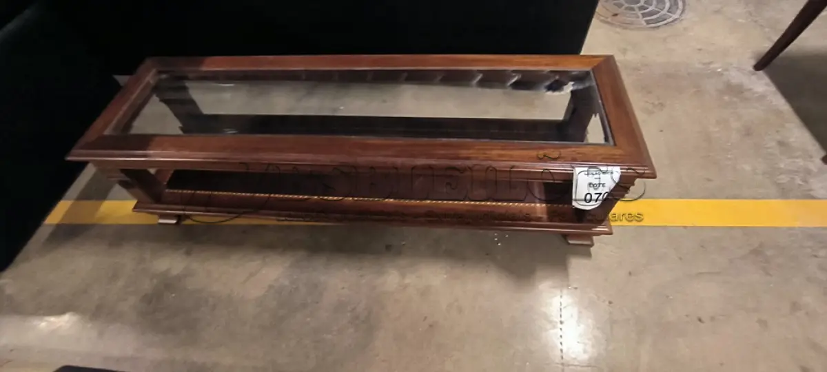 LOTE 070 - 01 MESA DE CETRO RETANGULAR EM MADEIRA COM TAMPO EM VIDRO E DETALHES DECORATIVOS. (NO ESTADO) ATENÇÃO! FAZER A VISITAÇÃO ANTES DE ARREMATAR, NÃO SABEMOS SE FUNCIONA, LEILÃO NÃO TEM GARANTIA E NEM DEVOLUÇÃO, SUJEITO A POSSÍVEIS AVARIAS VISÍVEIS/OCULTAS E/OU AUSÊNCIA DE COMPONENTES.