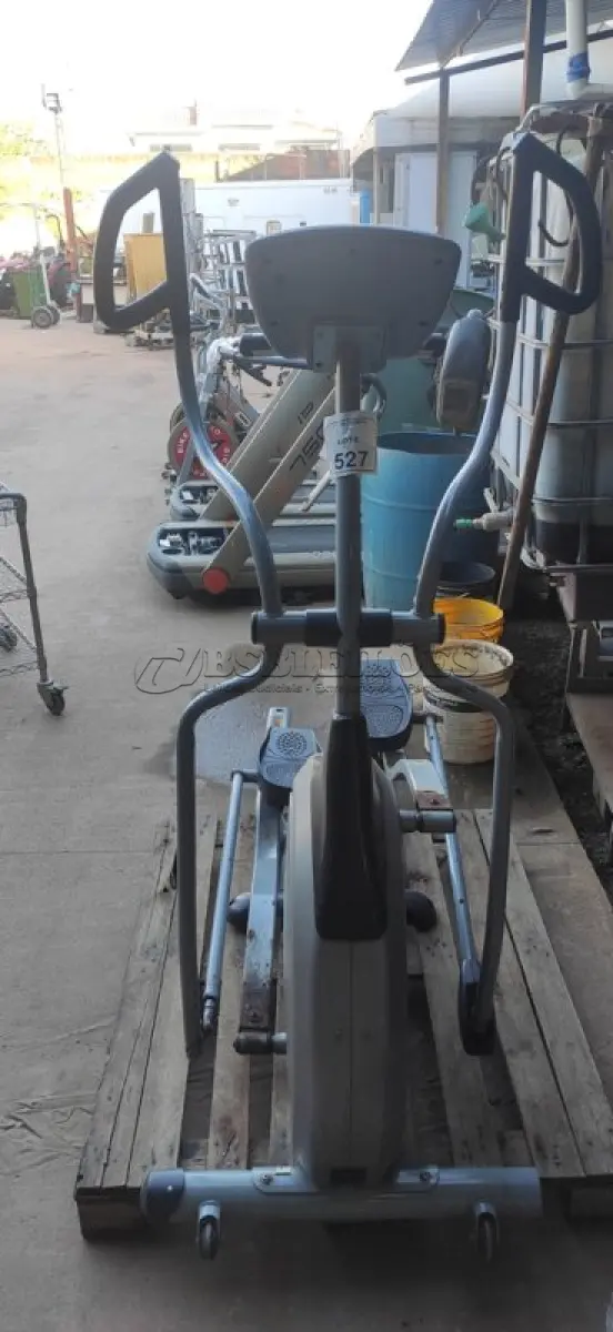 LOTE 527 - 01 APARELHO ELÍPTICO. (NO ESTADO) ATENÇÃO! FAZER A VISITAÇÃO ANTES DE ARREMATAR, NÃO SABEMOS SE FUNCIONA, LEILÃO NÃO TEM GARANTIA E NEM DEVOLUÇÃO, SUJEITO A POSSÍVEIS AVARIAS VISÍVEIS/OCULTAS E/OU AUSÊNCIA DE COMPONENTES.