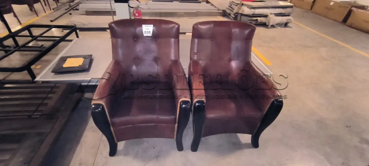 LOTE 035 - 02 POLTRONAS EM MADEIRA RÚSTICAS EM COURO. (NO ESTADO) ATENÇÃO! FAZER A VISITAÇÃO ANTES DE ARREMATAR, NÃO SABEMOS SE FUNCIONA, LEILÃO NÃO TEM GARANTIA E NEM DEVOLUÇÃO, SUJEITO A POSSÍVEIS AVARIAS VISÍVEIS/OCULTAS E/OU AUSÊNCIA DE COMPONENTES.