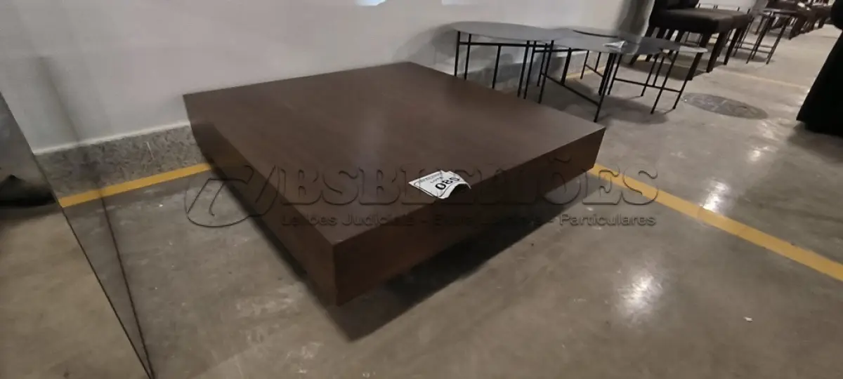 LOTE 085 - 01 MESA DE CENTRO RETANGULAR EM MADEIRA.  (NO ESTADO) ATENÇÃO! FAZER A VISITAÇÃO ANTES DE ARREMATAR, NÃO SABEMOS SE FUNCIONA, LEILÃO NÃO TEM GARANTIA E NEM DEVOLUÇÃO, SUJEITO A POSSÍVEIS AVARIAS VISÍVEIS/OCULTAS E/OU AUSÊNCIA DE COMPONENTES.
