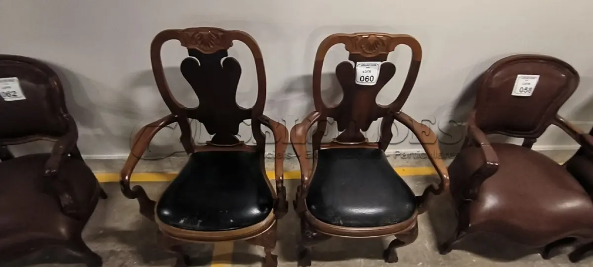 LOTE 062 - 02 CADEIRAS EM MADEIRA ESTILO LUIS XV, COM ASSENTOS EM COURO NA COR MARROM E DETALHE DE TACHAS NA BORDA DO ENCOSTO. (NO ESTADO) ATENÇÃO! FAZER A VISITAÇÃO ANTES DE ARREMATAR, NÃO SABEMOS SE FUNCIONA, LEILÃO NÃO TEM GARANTIA E NEM DEVOLUÇÃO, SUJEITO A POSSÍVEIS AVARIAS VISÍVEIS/OCULTAS E/OU AUSÊNCIA DE COMPONENTES.