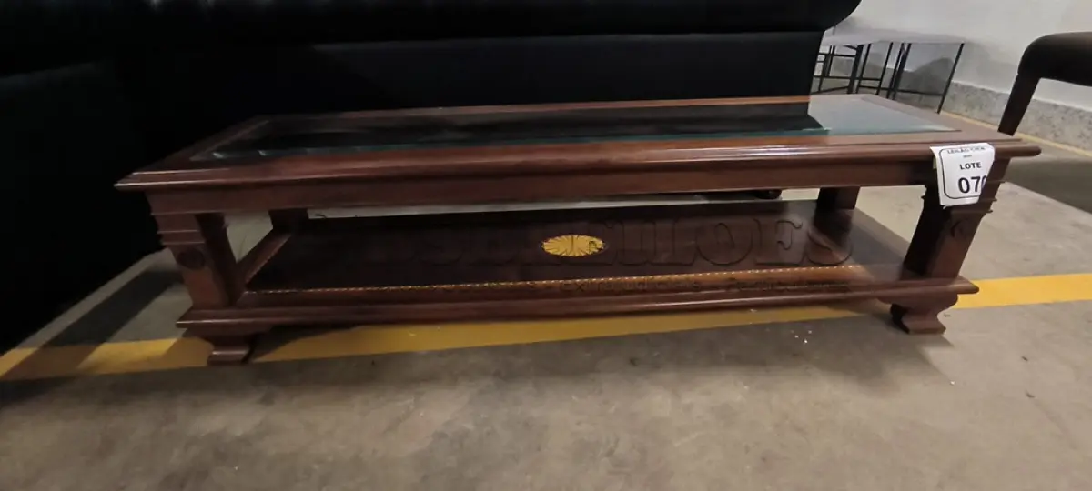 LOTE 070 - 01 MESA DE CETRO RETANGULAR EM MADEIRA COM TAMPO EM VIDRO E DETALHES DECORATIVOS. (NO ESTADO) ATENÇÃO! FAZER A VISITAÇÃO ANTES DE ARREMATAR, NÃO SABEMOS SE FUNCIONA, LEILÃO NÃO TEM GARANTIA E NEM DEVOLUÇÃO, SUJEITO A POSSÍVEIS AVARIAS VISÍVEIS/OCULTAS E/OU AUSÊNCIA DE COMPONENTES.