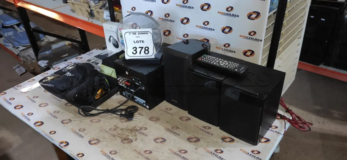 LOTE 378 - 01 CELULAR MODELO PEBL U6, 01 TV STREAMING MARCA GOOGLE, 01 MICRO SYSTEM COM 03 CAIXAS, 01 ÓCULOS DE SOL COM VÁRIAS LENTES E DVDS DIVERSOS. (NO ESTADO) ATENÇÃO! FAZER A VISITAÇÃO ANTES DE ARREMATAR, NÃO SABEMOS SE FUNCIONA, LEILÃO NÃO TEM GARANTIA E NEM DEVOLUÇÃO, SUJEITO A POSSÍVEIS AVARIAS VISÍVEIS/OCULTAS E/OU AUSÊNCIA DE COMPONENTES.
