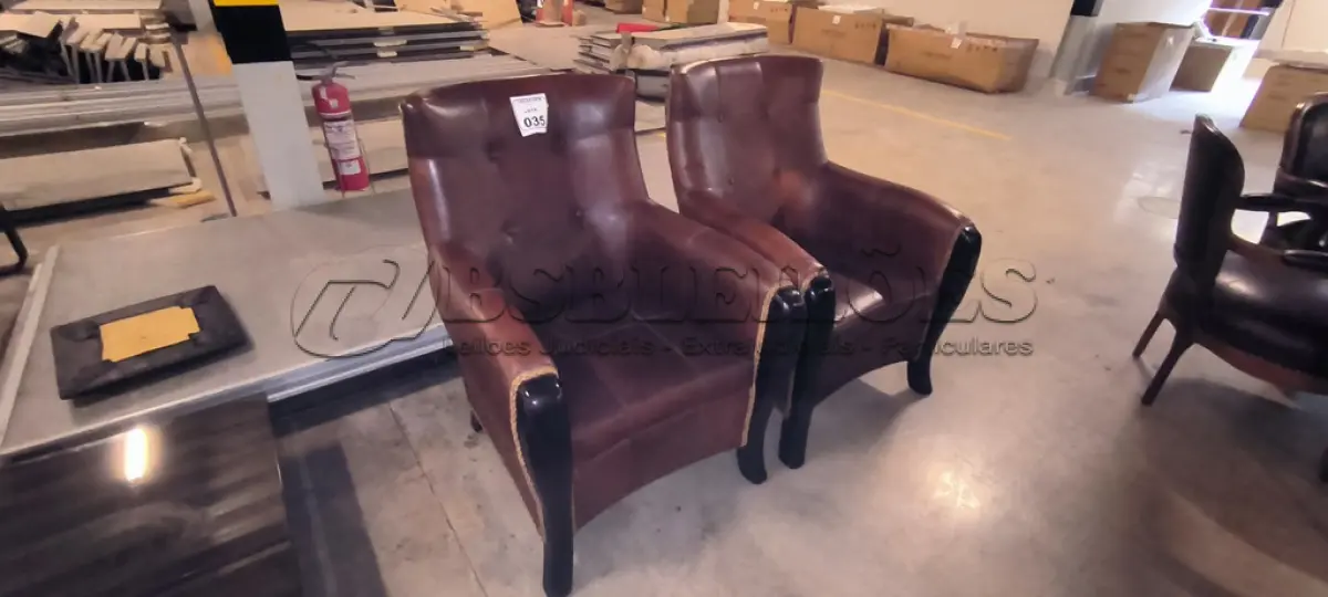 LOTE 035 - 02 POLTRONAS EM MADEIRA RÚSTICAS EM COURO. (NO ESTADO) ATENÇÃO! FAZER A VISITAÇÃO ANTES DE ARREMATAR, NÃO SABEMOS SE FUNCIONA, LEILÃO NÃO TEM GARANTIA E NEM DEVOLUÇÃO, SUJEITO A POSSÍVEIS AVARIAS VISÍVEIS/OCULTAS E/OU AUSÊNCIA DE COMPONENTES.
